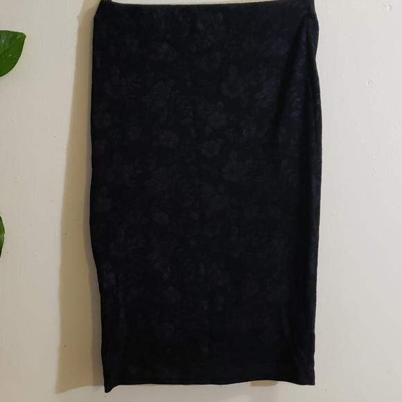 Black pencil skirt with black flowers - Picture 3 of 6